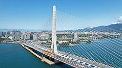 淡江大橋主橋塔高達200公尺塔吊系統完成階段性任務，提前完成拆除，朝5月12日正式通車再前進一步。（公路局提供）