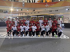 2026年亞洲盃公開組5人制棒球賽正在香港舉行，台灣隊28日與越南交手，順利拿下預賽2連勝，以分組第一晉級超級循環賽。圖為兩隊賽後合影。