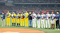 LD
中職開幕戰賽前　表揚WBC教練團與選手
中華職棒37年開幕戰28日在台北大巨蛋舉行，賽前舉
辦世界棒球經典賽隊職員表揚儀式，中職會長蔡其昌
（右7）逐一獻花給兩隊參與的教練與選手。
中央社記者張新偉攝　115年3月28日
