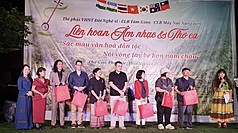 越南第二屆「藝術家之丘：國際詩節」20日至25日於河內舉辦，邀請近30位韓國、匈牙利、泰國、烏茲別克等國際作家，與越南當地藝術家交流分享。台越新二代藝術家陳德民（左3）代表台灣參與。（陳德民提供）

