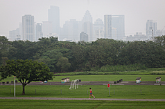 北部空氣品質欠佳，圖為新北市新莊區河濱公園，可見遠方建築受空氣品質影響一片灰濛濛。資料照片。