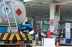 圖為民眾加油、中油油罐車在一旁補充油料。資料照。
