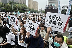 民眾黨29日在凱達格蘭大道舉辦「戰！329上凱道討公道」活動，大批支持者齊聚響應。