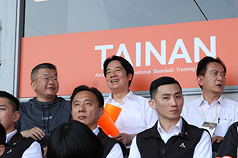 賴清德總統（後排中）29日前往台南亞太棒球場觀看球場啟用後首場職棒例行賽。