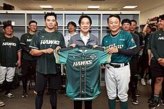賴清德總統（前排中）29日見證台南亞太棒球場主球場的中職歷史性首戰，他也特意到台鋼雄鷹隊休息室致意，雄鷹總教練洪一中（前排右）、隊長吳念庭（前排左）代表致贈雄鷹球衣。（台鋼雄鷹隊提供）