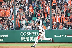 台南亞太棒球場主球場29日進行首場中職賽事，統一7-ELEVEN獅隊蘇智傑6局下敲出陽春砲，成為亞太球場職棒歷史首轟。(統一獅隊提供)
