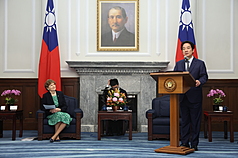 PD
賴總統接見美聯邦參議院跨黨派議員（3）
總統賴清德（右）30日上午在總統府接見美國聯邦參
議院外交委員會民主黨首席議員夏亨（Jeanne 
Shaheen，另譯：夏欣）（左）及共和黨參議員匡希恆
（John Curtis）所率跨黨派訪問團，賴總統致詞時對
立法院審查國防特別條例草案表達關切。
中央社記者吳家昇攝　115年3月30日
