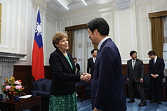 總統賴清德（前右）30日上午在總統府接見美國聯邦參議院跨黨派議員訪團，與外交委員會民主黨首席議員夏亨（Jeanne Shaheen，另譯：夏欣）（前左）握手致意。