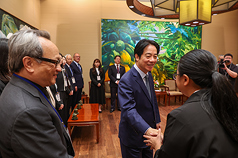 總統賴清德（前中）30日上午在總統府接見「第32屆全國大專院校傑出服務性社團暨社團領袖傑青獎」得獎代表、指導老師及國際傑人會中華民國總會重要幹部，一一握手致意。
