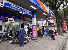 中東戰火的能源衝擊迫使越南祭出一系列緊急措施穩定油價，也使該國反思能源安全政策，包括25日與俄國正式簽訂核能發電廠興建協議。政府也表明，將加速綠色運輸、限制燃油機車的政策。
