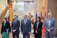 美國參議院跨黨派訪問團30日抵台，學者分析，雖然「鄭習會」、「川習會」將相繼舉行，但美方仍積極與台灣各界溝通，確保雙邊合作關係不變。