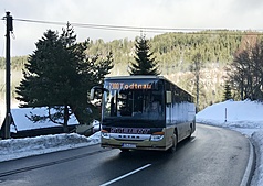 隨著柴油價格上升，德國地方運輸業者成本壓力加劇，業界警告偏鄉地區公車班次恐面臨縮減，影響民眾通勤與就學。圖為行駛在德國黑森林山區的地區公車。
