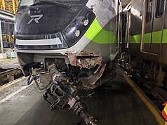 台鐵七堵調車場30日晚間發生2列EMU900區間車相撞事故，其中1列第1車廂出軌，車頭全毀。（讀者提供）