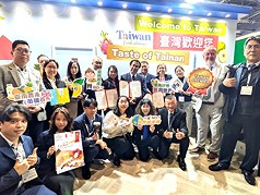 台南市長黃偉哲（中）率團赴倫敦，首度參加英國規模最大的國際食品飲料展（IFE），參展的6家廠商推出（冷凍）果汁和水果、蕎麥製品、茶葉、冷凍水產和相關加工製品等，30日舉行開幕式。
