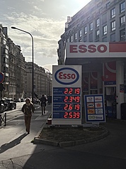 根據法國生態轉型部的最新數據，法國柴油平均價格達到自1985年統計以來最高點。圖為3月30日巴黎一處加油站標示的價格。