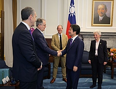 PD
總統接見歐洲議會安全暨防衛委員會訪團（3）
總統賴清德（右2）31日在總統府接見歐洲議會安全
暨防衛委員會官方代表團，一一向訪團成員問候致
意。右為委員會主席齊默曼（Marie-Agnes Strack-
Zimmermann）。
中央社記者王飛華攝　115年3月31日
