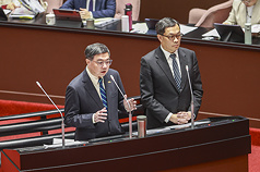 對於林德福嘲諷要立法院全數通過今年度總預算是「想得太美」，行政院長卓榮泰(左)則強調那是人民的預算，立委不該有此態度。