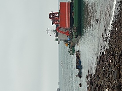 中國籍漁船「閩連漁63896」擱淺於連江縣東引鄉北澳口，30日深夜由中國籍抓斗工作船「海虹工66」執行船舶移除作業，但疑因作業不慎，造成東引與北竿間海底電纜受損。（民眾提供）
