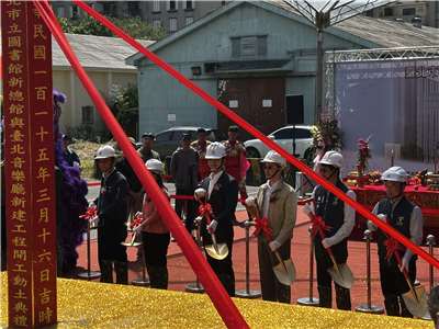 台北市長蔣萬安(右四)16日親自出席北市新音圖中心的開工動土典禮。(楊雨青攝)