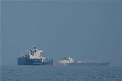 圖為3月11日多艘油、貨輪等待通過荷莫茲海峽。