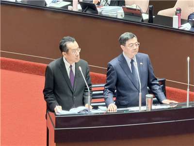 針對國民黨版國防特別條例匡列預算上限為新台幣3800億元，行政院長卓榮泰今天(6日)表示，呼籲立法院以國防部提出的規劃作為最終討論依據，「要讓馬兒好就讓馬兒跑，不要跑兩步回頭吃草」。(趙婉淳 攝)