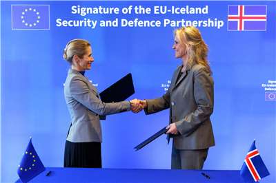 歐盟外交和安全政策高級代表卡拉斯(Kaja Kallas，左)與冰島外交部長古納斯多蒂爾(Thorgerdur Katrin Gunnarsdottir，右)18日在布魯塞爾簽署防衛協定。(翻攝X@Kaja Kallas)