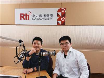 主持人內克與來賓家鳴（右）