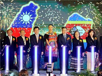 里仁史瓦帝尼文化節23日開幕，外長林佳龍(左三)、史國駐台大使館一祕披特絲(左四)、亞西司長顏嘉良(右三)、里仁總經理李妙玲(右二)、大肚山產創基金會執行長廖紫岑(右一)等人出席 (央廣記者王照坤 攝)