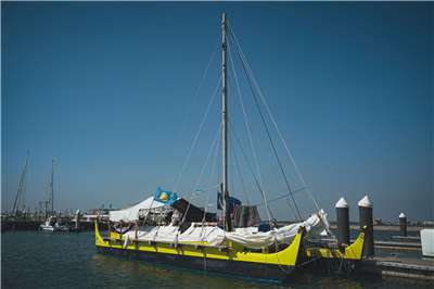 帛琉傳統遠洋航海帆船「無私分享號」(Alingano Maisu)駛入首站台灣高雄港。(FB@海洋委員會)