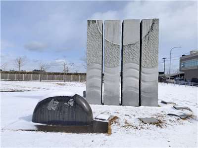 日本宮城縣塩釜市311大地震的紀念碑，顯示當時海嘯高度達2.3公尺。資料照片。(王韋婷 攝)