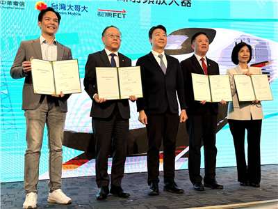 台灣高鐵公司董事長史哲(中左)25日攜手中華電信董事長簡志誠(中右)、台灣大哥大總經理林之晨(左)以及遠傳電信總經理井琪(右)，在交通部長陳世凱(中)見證下，簽署四方合作備忘錄。
圖二、台灣高鐵公司25日在交通部長陳世凱(左3)見證下，攜手三大電信業者正式啟動「高鐵2.0」全線通訊品質升級計畫。(吳琍君攝)