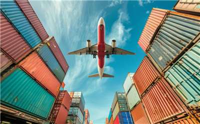 美伊戰火波及，貨攬業者中菲行表示，全球航空貨運力估17%受影響。示意圖。(Pixabay圖庫)