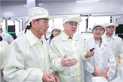 行政院長卓榮泰2日前往「為升電裝」公司參訪。 (圖:行政院)