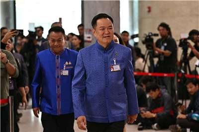 泰國眾議院19日舉行總理選舉。圖為泰國總理阿努廷(Anutin Charnvirakul)(前)。