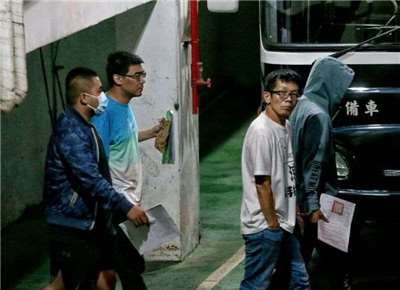 扯鈴教練魯紀賢涉收受至少新台幣570萬元為中國在台發展組織（中間藍衣服）。 (圖:中央社)