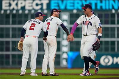 世界棒球經典賽(WBC)B組9日的美墨大戰，美國靠3局下兩發全壘打灌進5分，終場5比3擊敗墨西哥。圖為獲勝後美國隊員擊掌慶祝。(美聯社/達志影像)