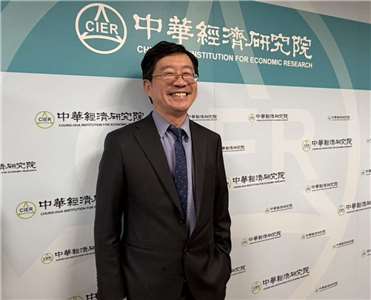 2月台灣製造業採購經理人指數(PMI)至58.5%，創近四年最快成長速度。中經院院長連賢明分析，製造業景氣持續擴張，特別是電子零組件產業表現尤為強勁。(蔡芃敏 攝)