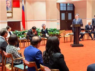 行政院長卓榮泰(右)30日接見「泰國台泰國會議員友好協會顧問團」一行。(鄭佑漢 攝)