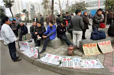 中國民眾表示，當前就業市場遇到的年齡歧視問題是覓職過程的最大障礙。(AFP)