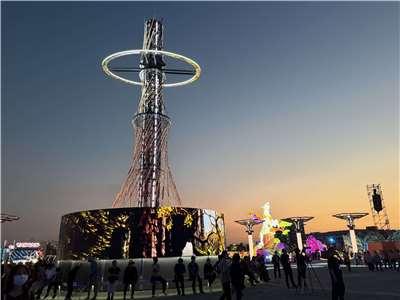 2026台灣燈會的主燈「光沐―世界的阿里山」即使未展演時，下方的巨型螢幕依舊會播放台灣島嶼的縮時歷史故事。(吳琍君攝)