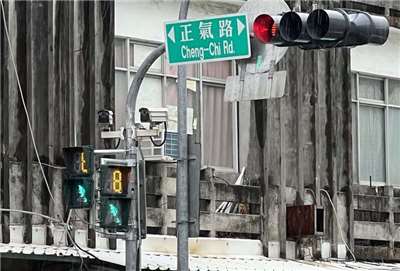 交通部11日修正相關規定，明確化「行人綠燈閃光」的顯示意義，讓行人不再挨罰，但仍提醒應避免跨入斑馬線。資料照。