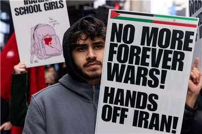 群眾13日聚集在紐約時代廣場示威，抗議美以對伊朗發動戰爭。