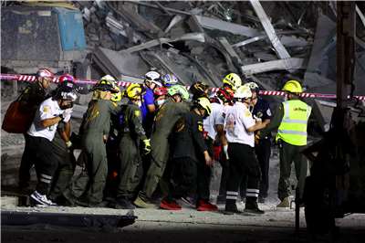 中國中鐵十局承建的泰國國家審計署新建大樓在2025年3月的緬甸強震中倒塌，導致95人死亡。圖為當時救難人員漏夜搶救受困工人。資料照。(路透社/達志影像)

