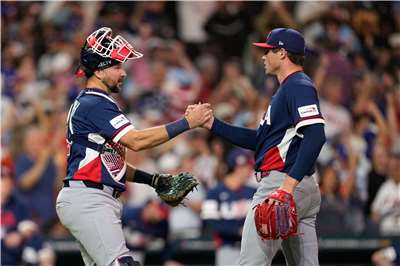 在休士頓舉行的WBC世界棒球經典賽8強決賽中，美國隊捕手雷利(左)和投手米勒(右)在擊敗加拿大隊後慶祝勝利。 (AP/達志影像)