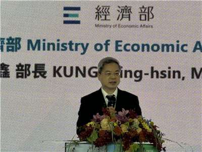 經濟部長龔明鑫指出，AI用電量龐大，隨著AI時代來臨，更凸顯淨零、節能需同步推動的重要性。(謝佳興 攝)