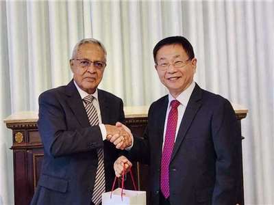 外交部次長葛葆萱(右)19日午宴款待斐濟前總理喬馬漢(Mahendra Chaudhry，左)，表達我國政府誠摯歡迎 (外交部提供)