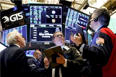 圖為紐約證交所交易員。資料照。