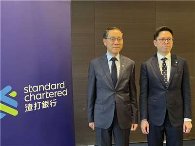 渣打銀行19日發布最新全球暨台灣經濟展望。左為渣打集團大中華及北亞區首席經濟學家丁爽，右為渣打集團大中華及北亞區資深經濟學家胡東安。(陳林幸虹 攝)