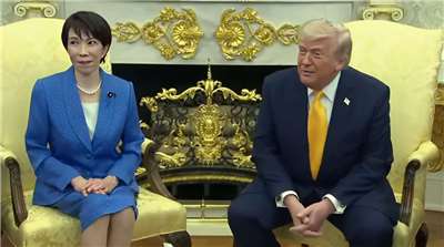 川普回應日本媒體記者提問突襲伊朗時，重提二戰日本偷襲珍珠港事件，讓一旁日本首相高市早苗露出尷尬表情。(翻攝白宮影片)