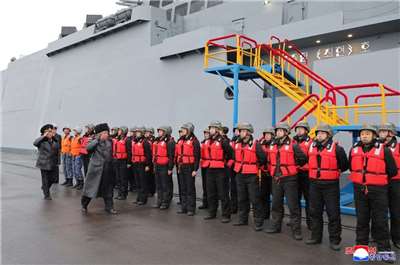 北韓領導人金正恩連續2天視察即將服役的5000噸級新型驅逐艦「崔賢號」。 (圖:KCNA)